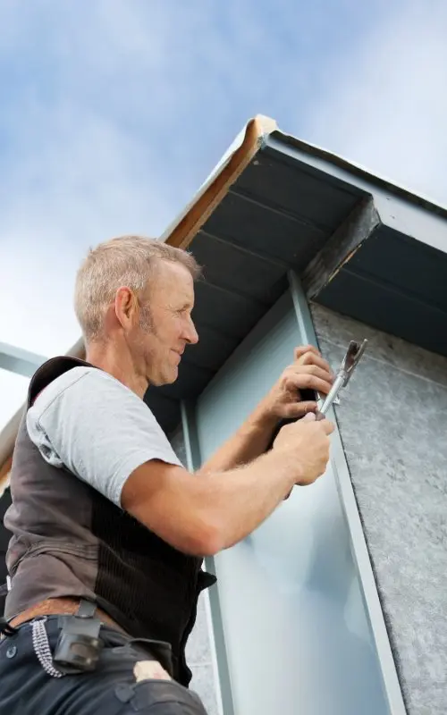 Handwerker bei Dachspenglerarbeit in Baden Handwerker bei Dachspenglerarbeit in Baden