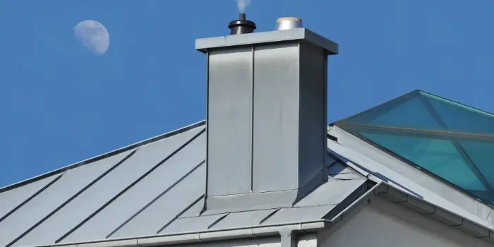 Blechdach aus Zink mit Kamineinfassung in Baden